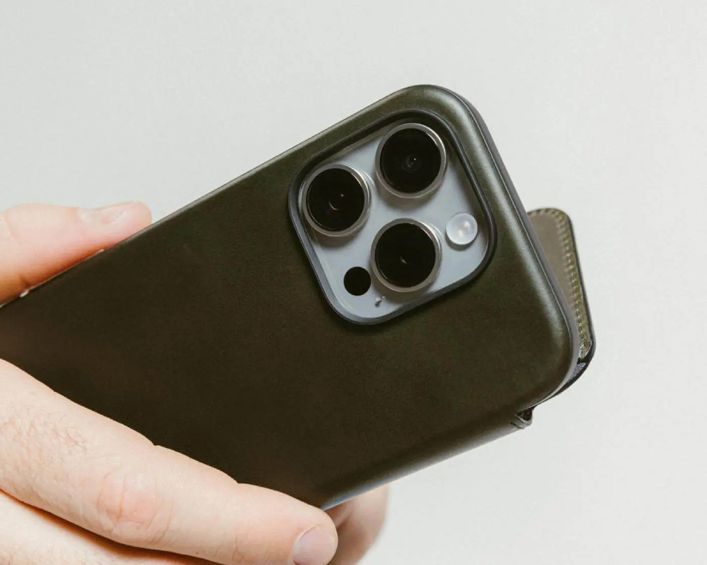 NOMAD製レザーケース｢NOMAD Modern Leather Case｣と｢NOMAD Modern