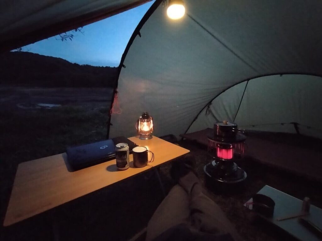 キャンプしながらPC作業】スノーピークワンアクションローテーブルの