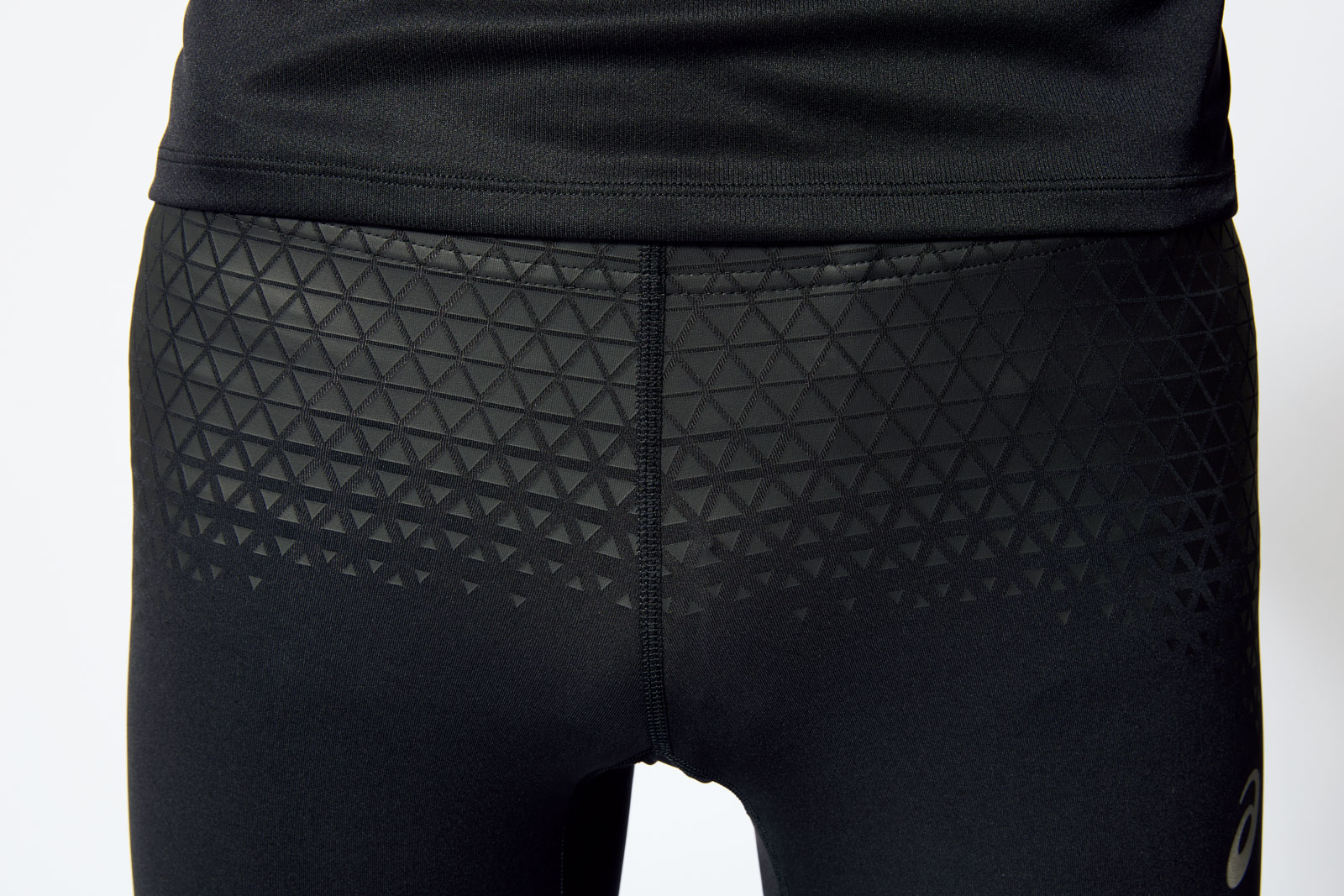 アシックス〉の新作タイツ《MOTION MUSCLE SUPORTスタビリティタイツ》。