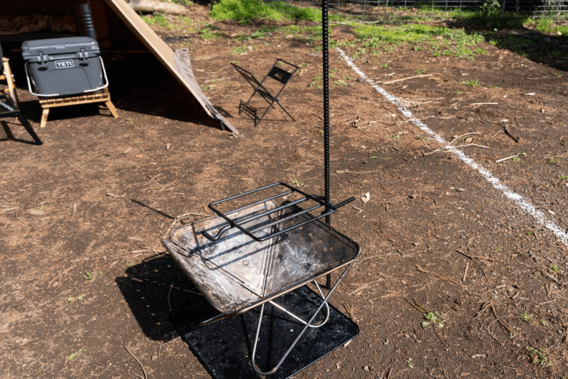 キャンプマニアの焚き火ハンガーが超便利でカッコいい。ファイヤー