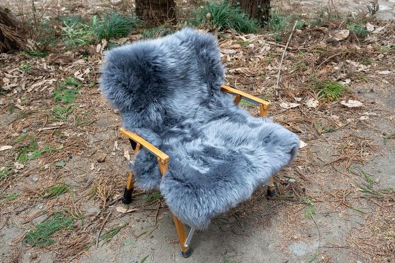 冬キャンプはムートンラグをチェアに敷くと暖かくてオシャレで最高