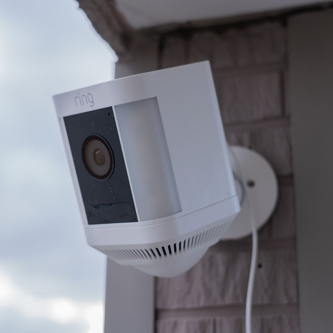 Amazon Ring Spotlight Cam Plusレビュー！マイホームに簡単につけれる