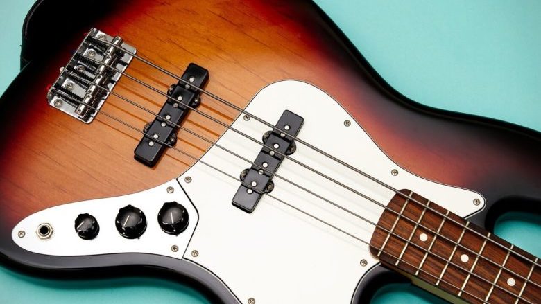 秋元澪の使用するベース「Fender Japan JB62」と周辺機材を完全解説