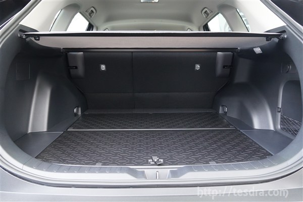 あると便利!?新型RAV4のトノカバーの使い勝手や収納時の様子を徹底解剖