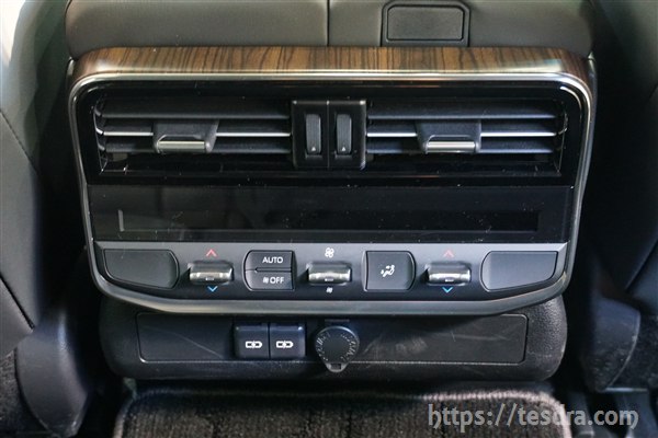 グレードで送風口の数が違う！新型ランクル300のエアコンの快適性