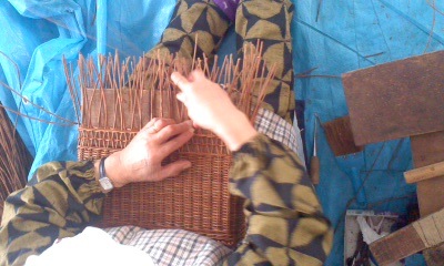 青森県岩木山麓 ここでも80歳になる老婆の手による優れたあけび蔓細工