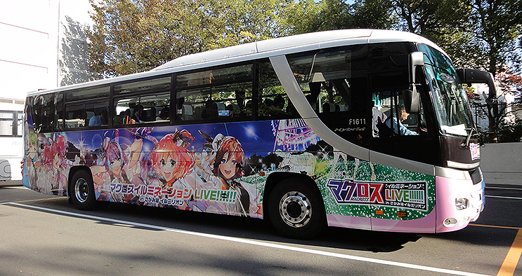 マクロス歌姫たちが描かれた富士急バスを発見！ マクロス