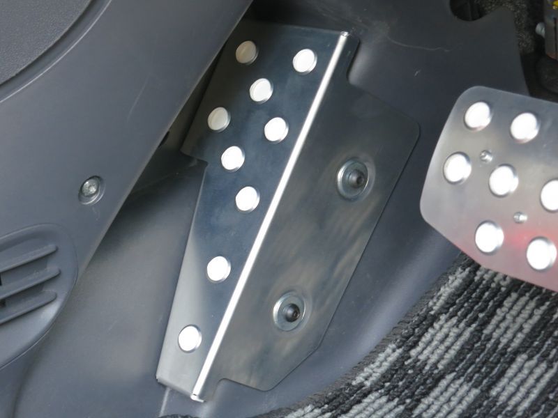 フィアット500専用 ノンスリップアルミフットレスト