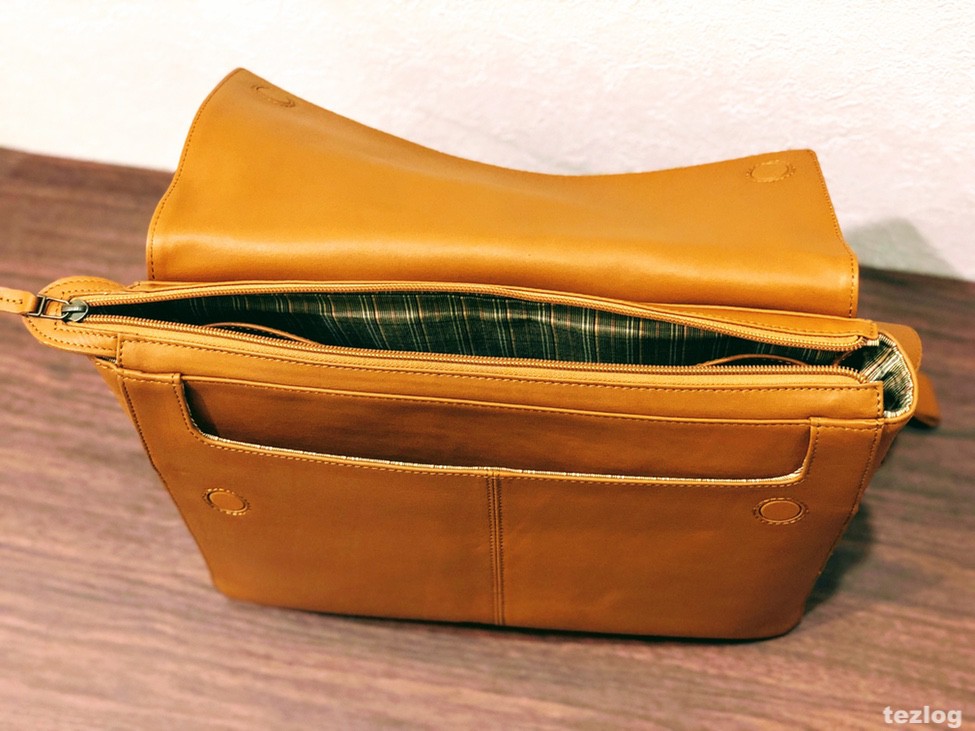 iPadも楽々入るオシャレなレザーメッセンジャーバッグ。MOTHERHOUSE