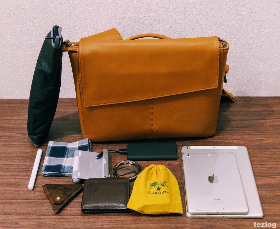 iPadも楽々入るオシャレなレザーメッセンジャーバッグ。MOTHERHOUSE