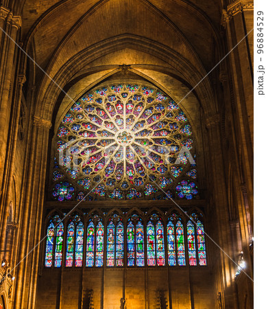 パリ ノートルダム大聖堂のバラ窓 ※大規模火災前撮影の写真素材