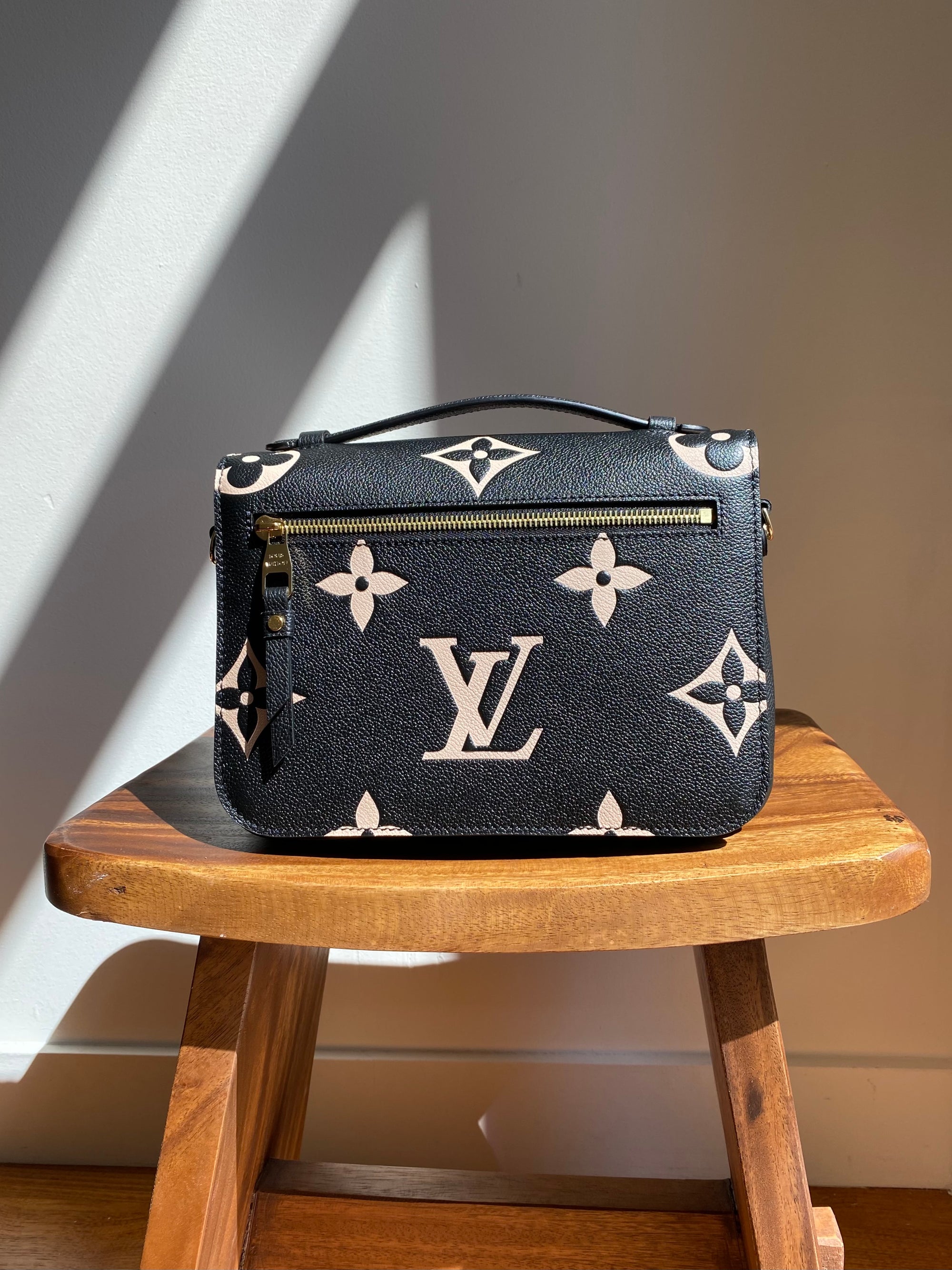 Louis Vuitton Black and Cream Pochette Metis M45773– TC