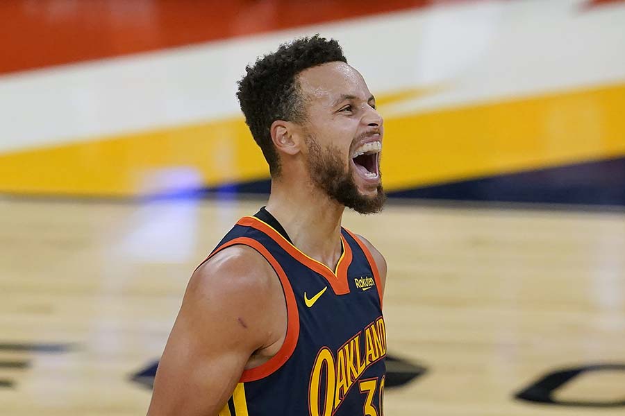 センターサークルから5連発 名手カリーの