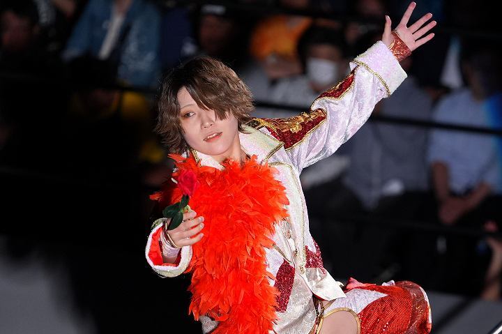 イヨ・スカイ WWE マリーゴールド サイン入りポートレート写真フレーム