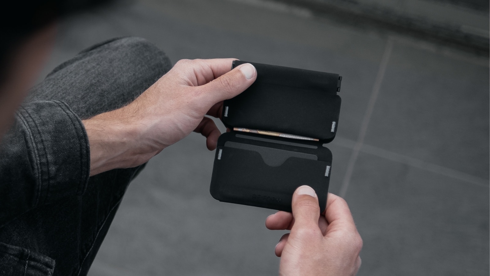 RE:FORM RE:01 coin sleeve makes minimalists happy