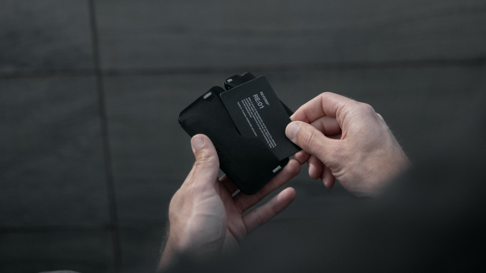 RE:FORM RE:01 coin sleeve makes minimalists happy