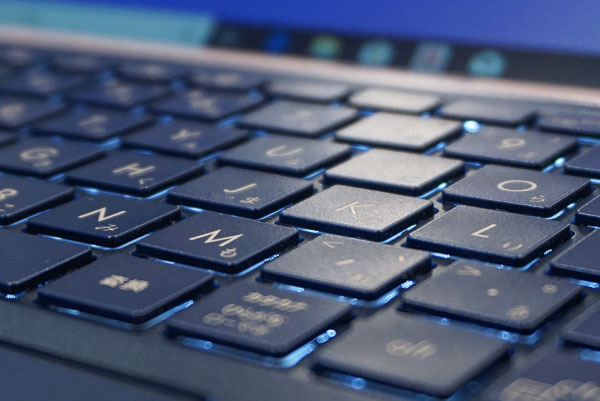 ASUS ZenBook 13 UX333FAの実機レビュー - the比較