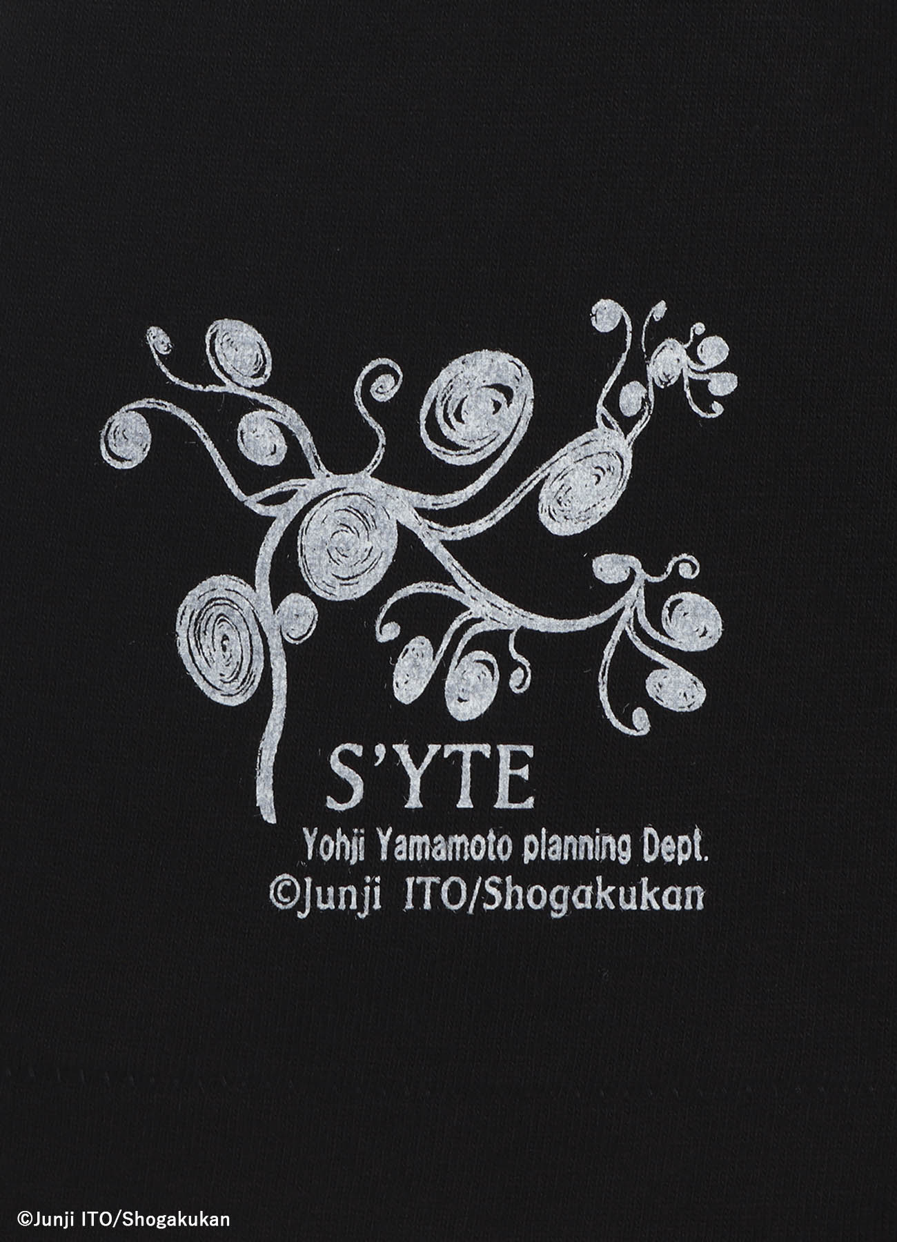 S'YTE × Junji ITO -UZUMAKI- THE SPIRAL GRAPHIC T-SHIRT(S Black): S