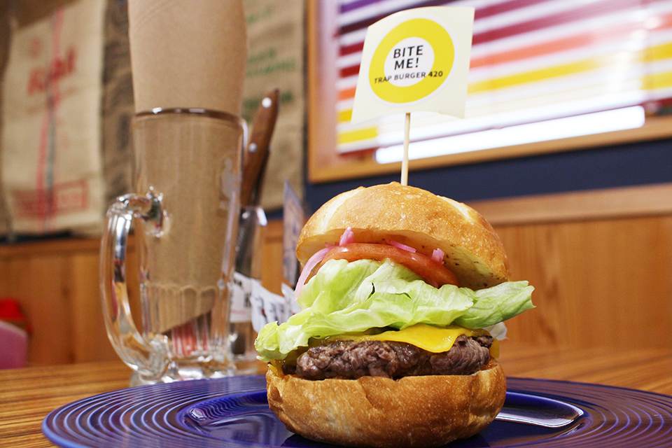 隠れ家みたいな店舗で本格的なハンバーガーが楽しめる「TRAP BURGER
