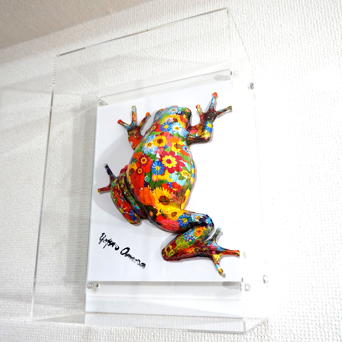 花柄カエルは壁に張り付く | 大村洋二朗 ｜インテリア絵画 アートの