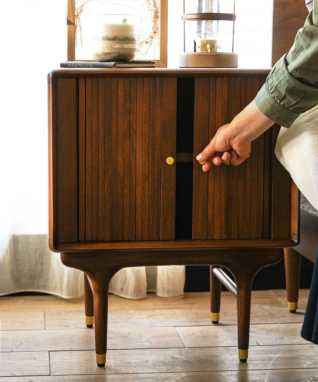 JULIE ベッドサイドテーブル ダークブラウン - 北欧ヴィンテージ