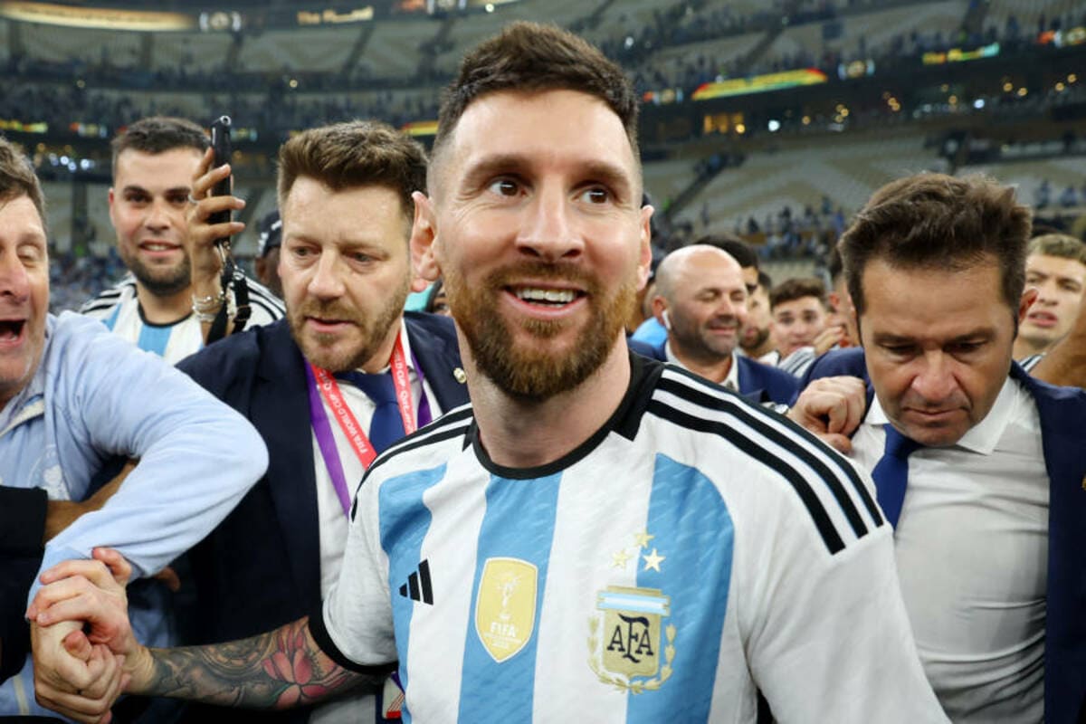 W杯】36年前の英雄の姿と酷似？ 優勝アルゼンチン、“神の子”メッシが