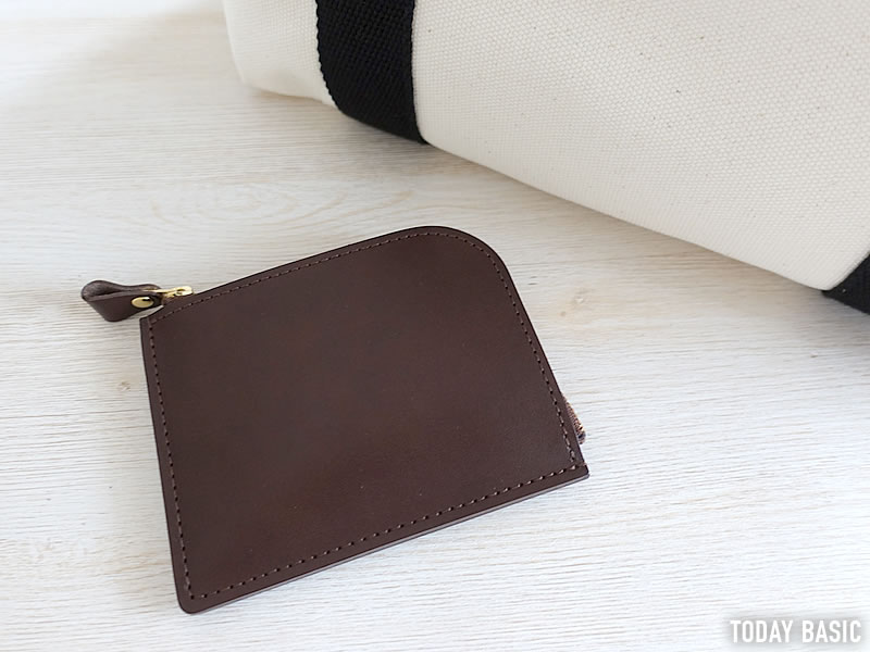 土屋鞄のL字ミニ財布「ナチューラ ヌメ革Lファスナー」。収納写真や