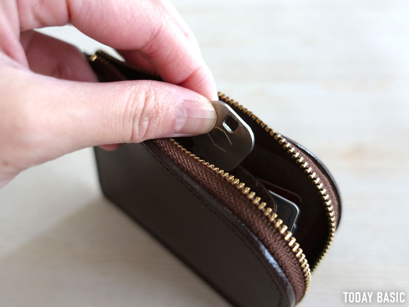 土屋鞄のL字ミニ財布「ナチューラ ヌメ革Lファスナー」。収納写真や