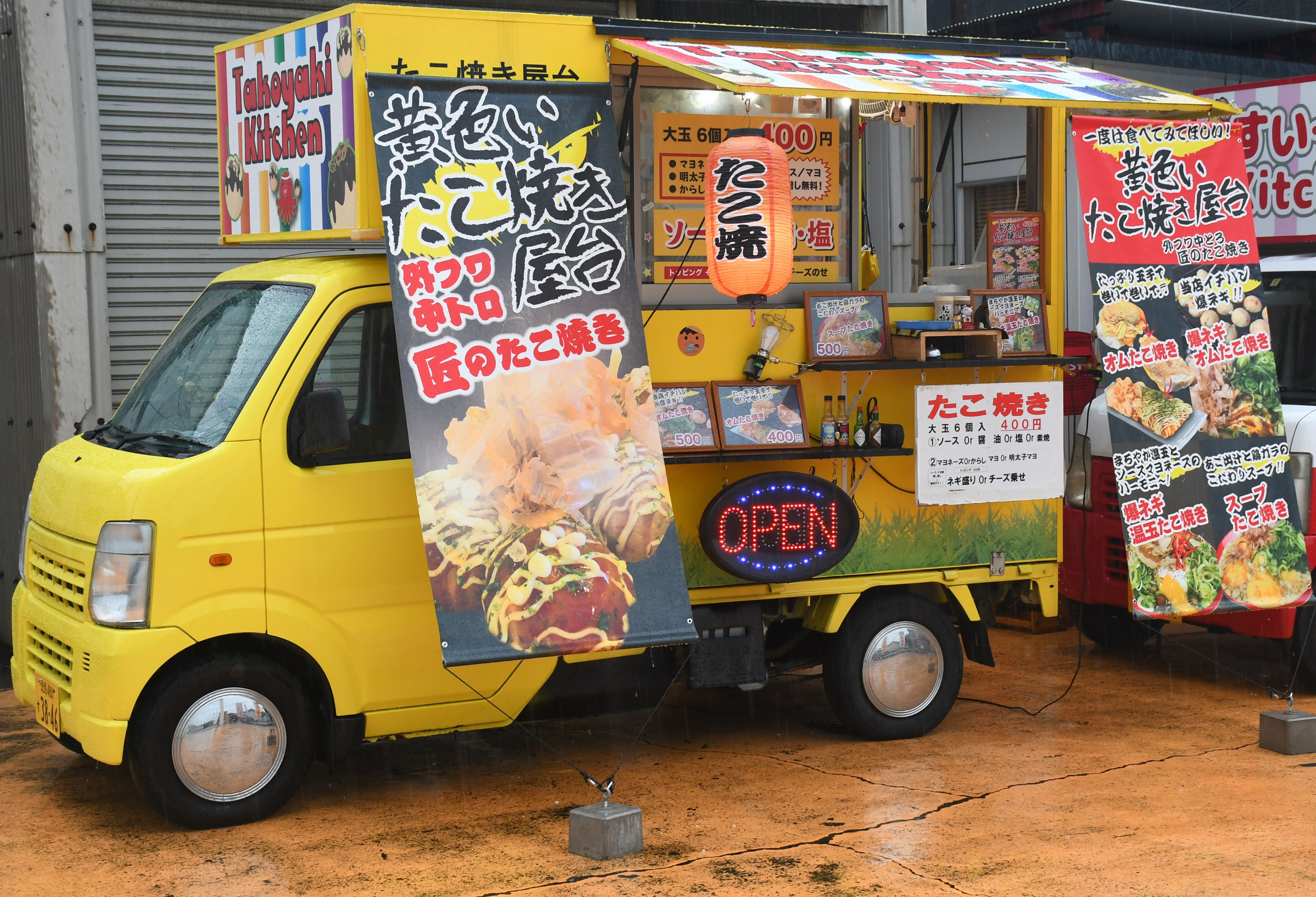とろける食感のたこ焼きを運ぶ 黄色いたこ焼き屋台【キッチンカーが