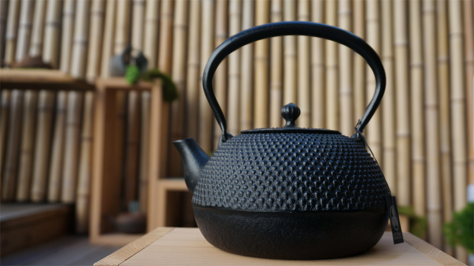 岩手・水沢より、南部宝生堂（及富 OITOMI）の南部鉄瓶、新入荷しま