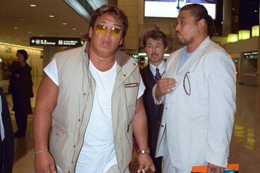 写真：初代タイガーマスクと握手するのちの二代目タイガー三沢光晴