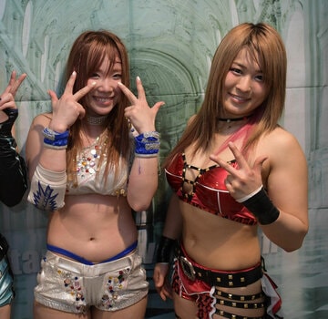写真：【WWE】紫雷イオ改めイヨ・スカイの復帰をKAIRIが祝福