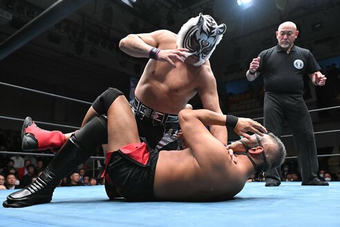 ストロングスタイル】Sタイガーが村上を衝撃KOでタッグ王者に