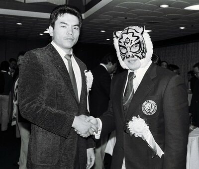 写真：初代タイガーマスクと握手するのちの二代目タイガー三沢光晴