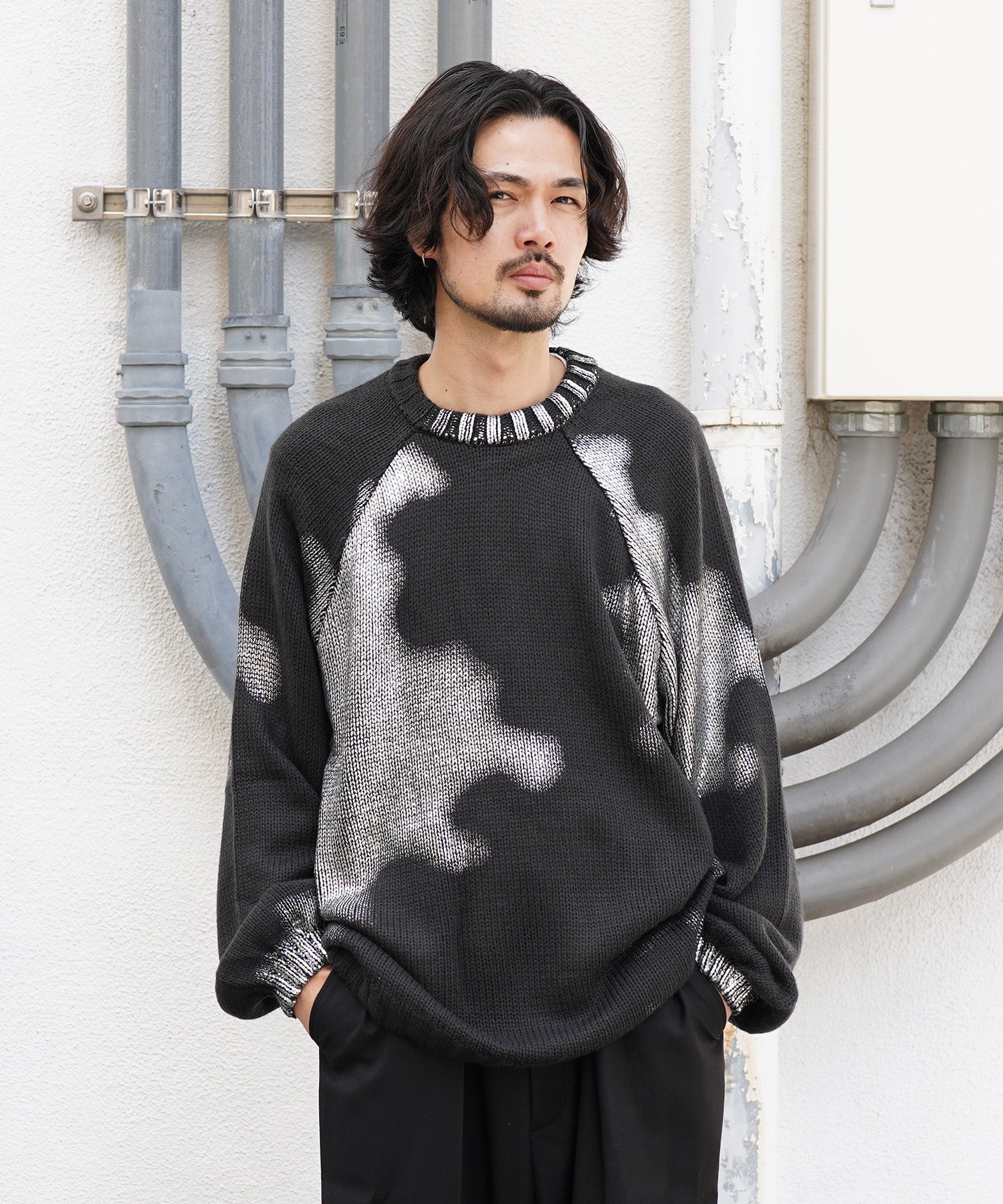 シルバー箔 グラデーショングラフィックプリント クルーネックニット