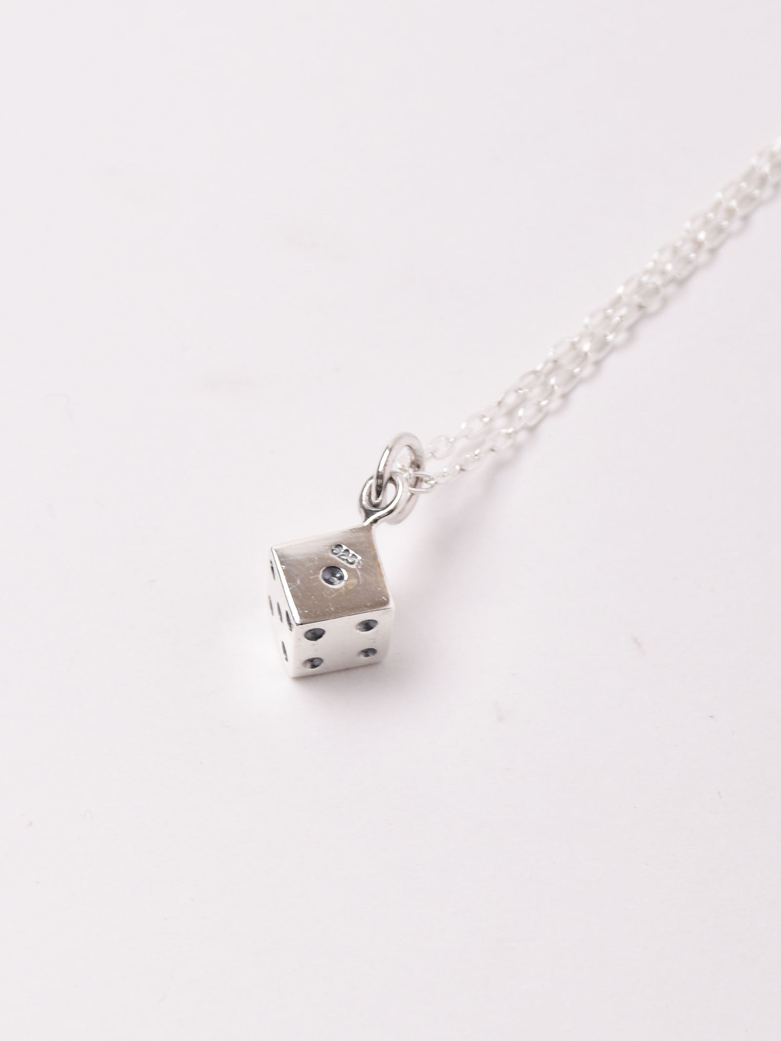 サイコロモチーフ シルバーネックレス – 古着屋Top of the Hillの