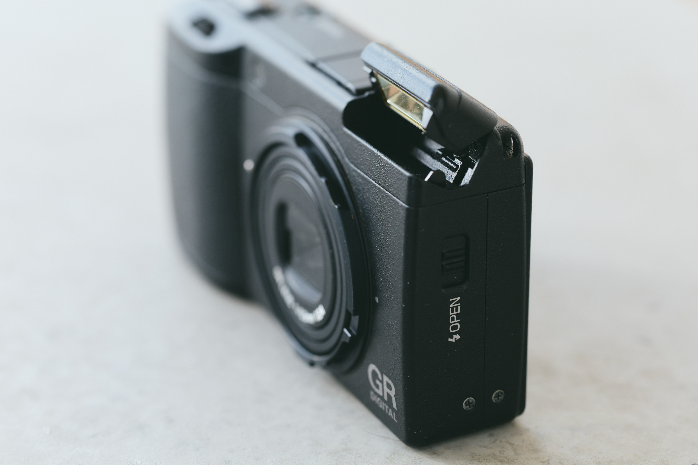 オールドコンデジがブームらしいので「RICOH GR DIGITAL II」を