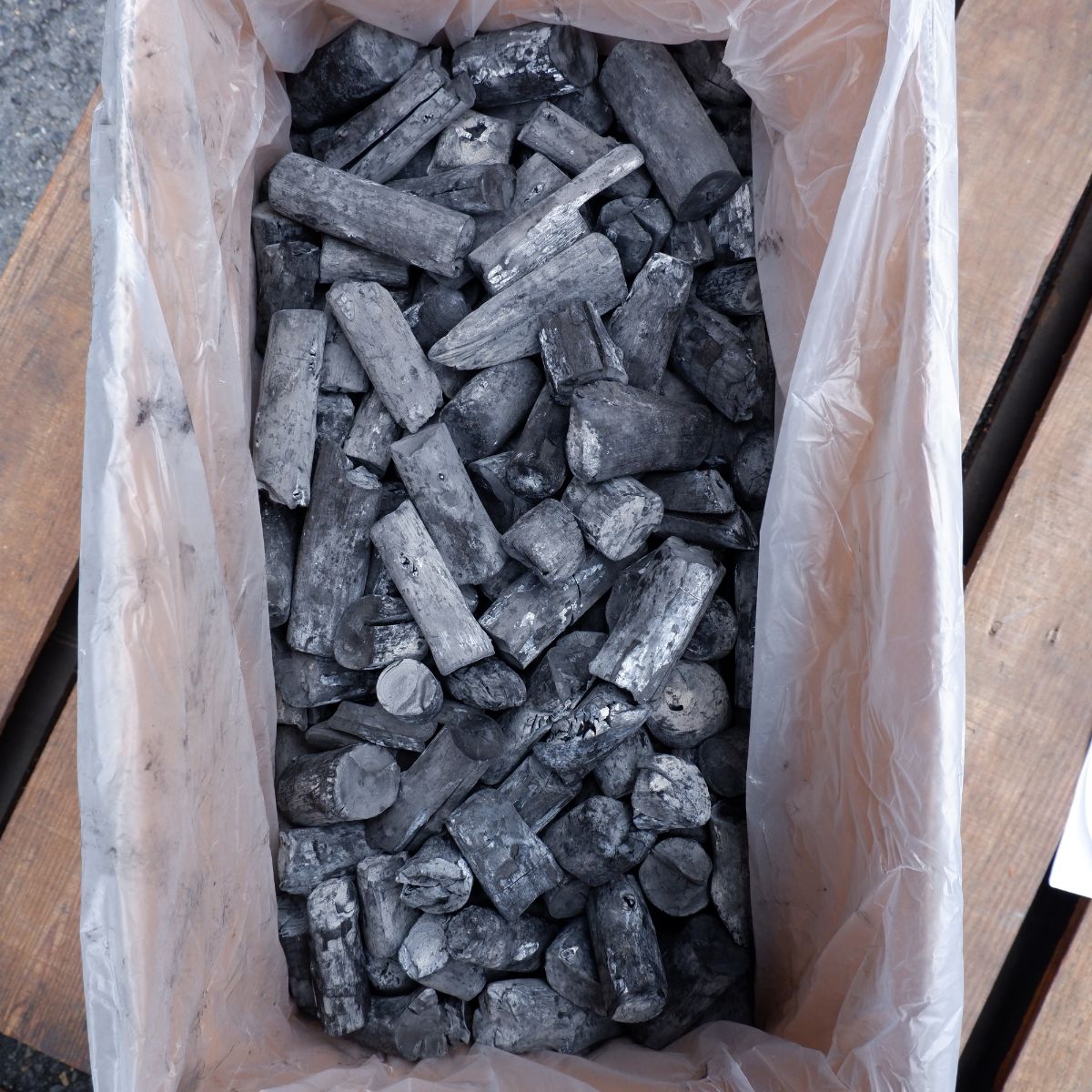 炭のことならトータルフーズシステム / ラオス備長炭 荒丸 直径 約2cm