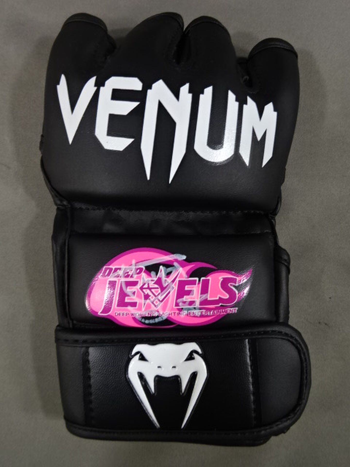 伊澤星花 直筆サイン入り】DEEP JEWELS VENUM オープンフィンガー