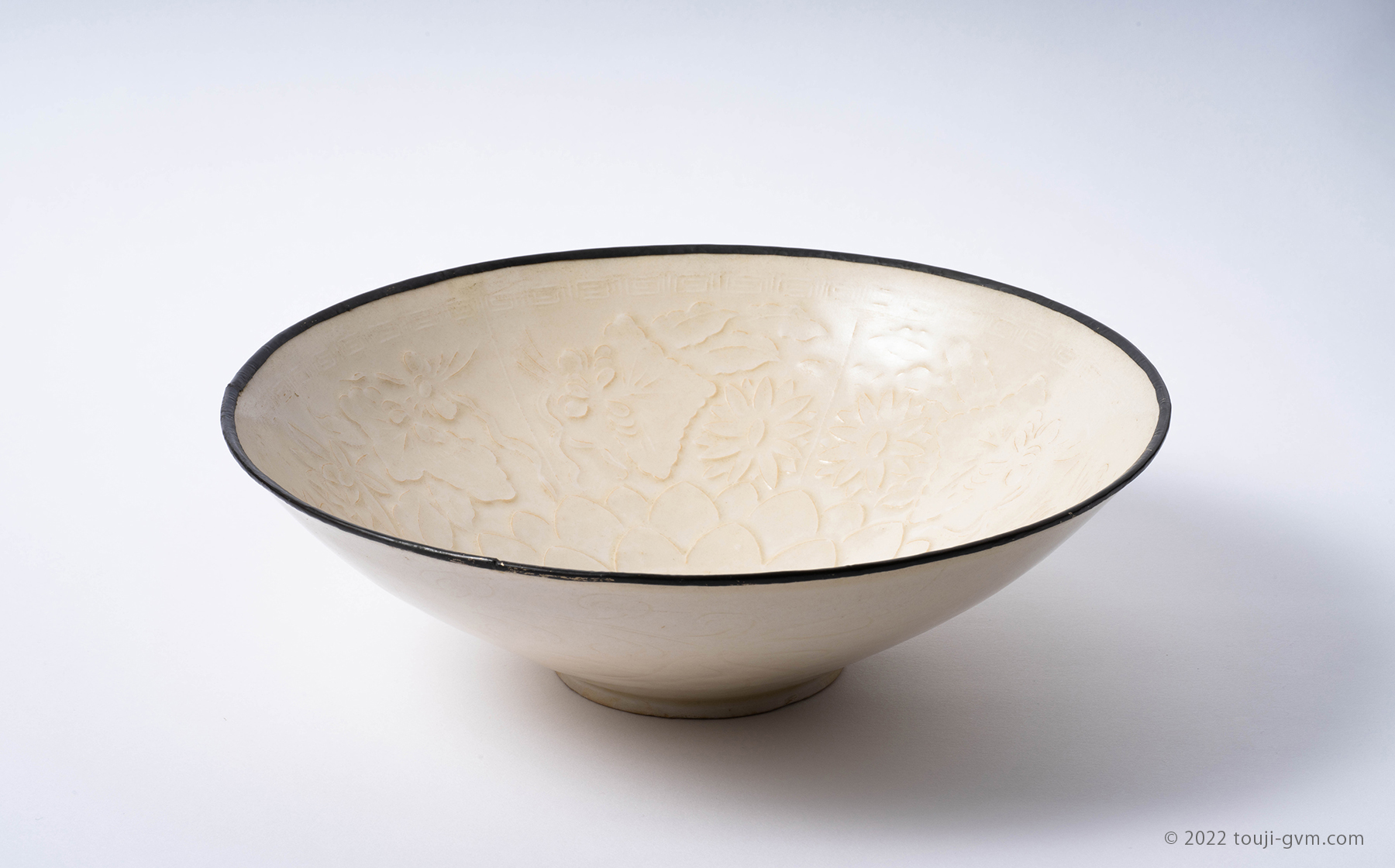 定窯 白磁印花草花文盤 – Ding ware Plate | 陶磁オンライン美術館ー