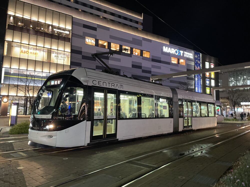 次世代型のLRT】富山市観光に路面電車を活用する方法｜とやま路面電車の旅