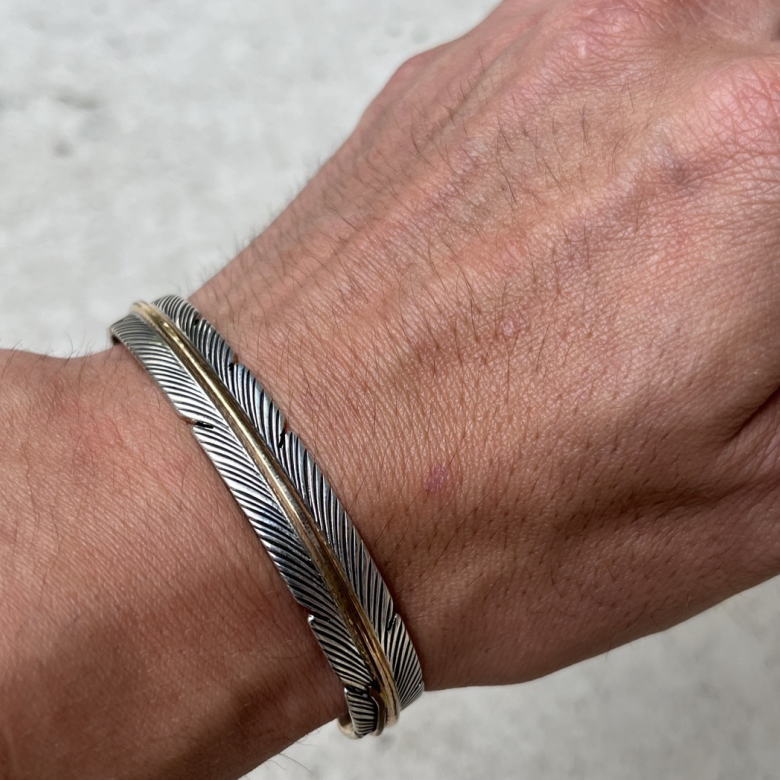 ナバホ ハーヴィーメイス 12KGF フェザー バングル インディアン