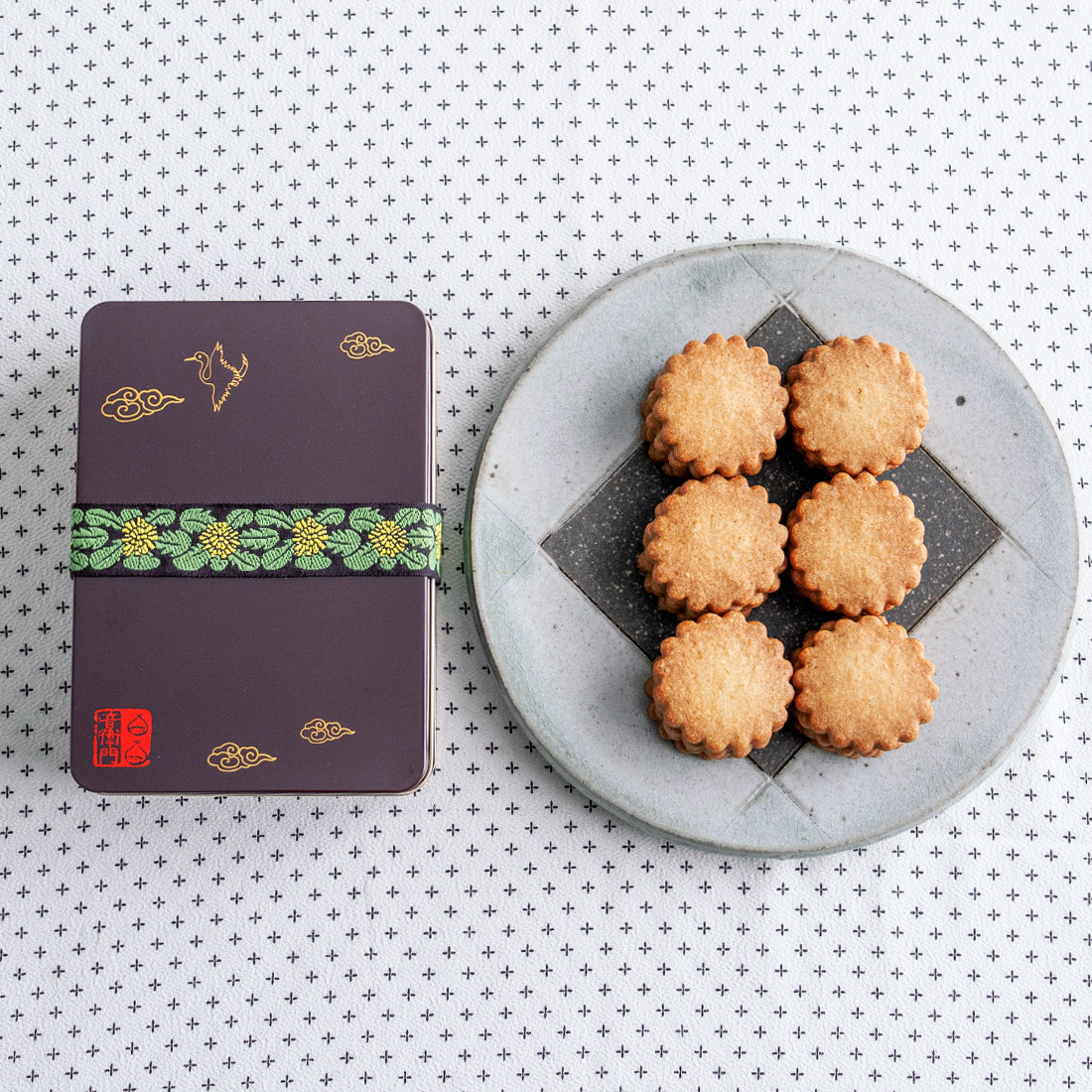 楽天市場】足立音衛門 30枚入り 和三盆糖入りクッキー缶 送料無料 焼