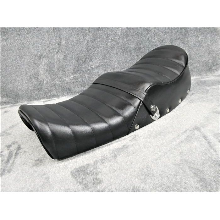 楽天市場】CB750K タックロール シート 黒皮 鋲打ち 変形