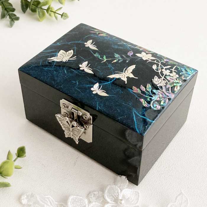 楽天市場】螺鈿細工 宝石箱 小物入れ 青に螺鈿の上品な輝き 孔雀の