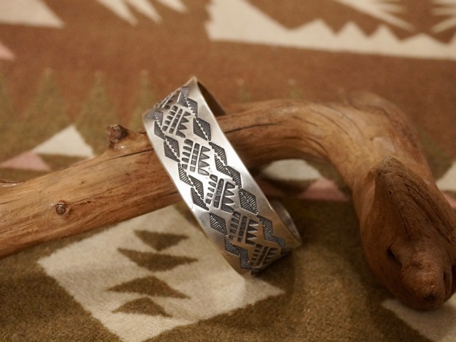 楽天市場】INDIAN JEWELRY : NAVAJO HANDMADE STERLING SILVER BANGLE