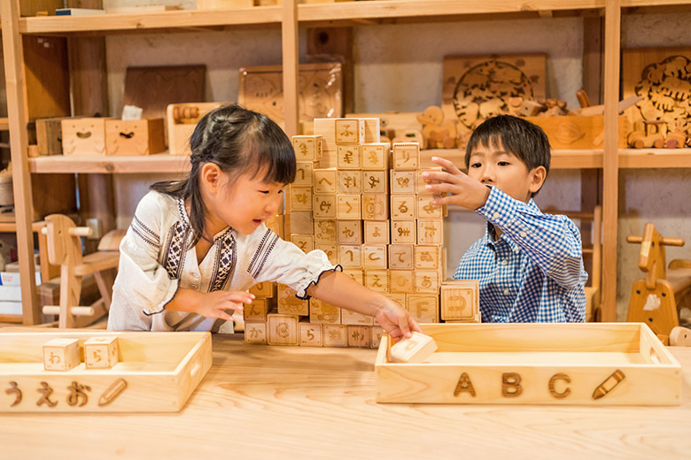 楽天市場】山のくじら舎 出産祝い あいうえおつみき（木のおもちゃ