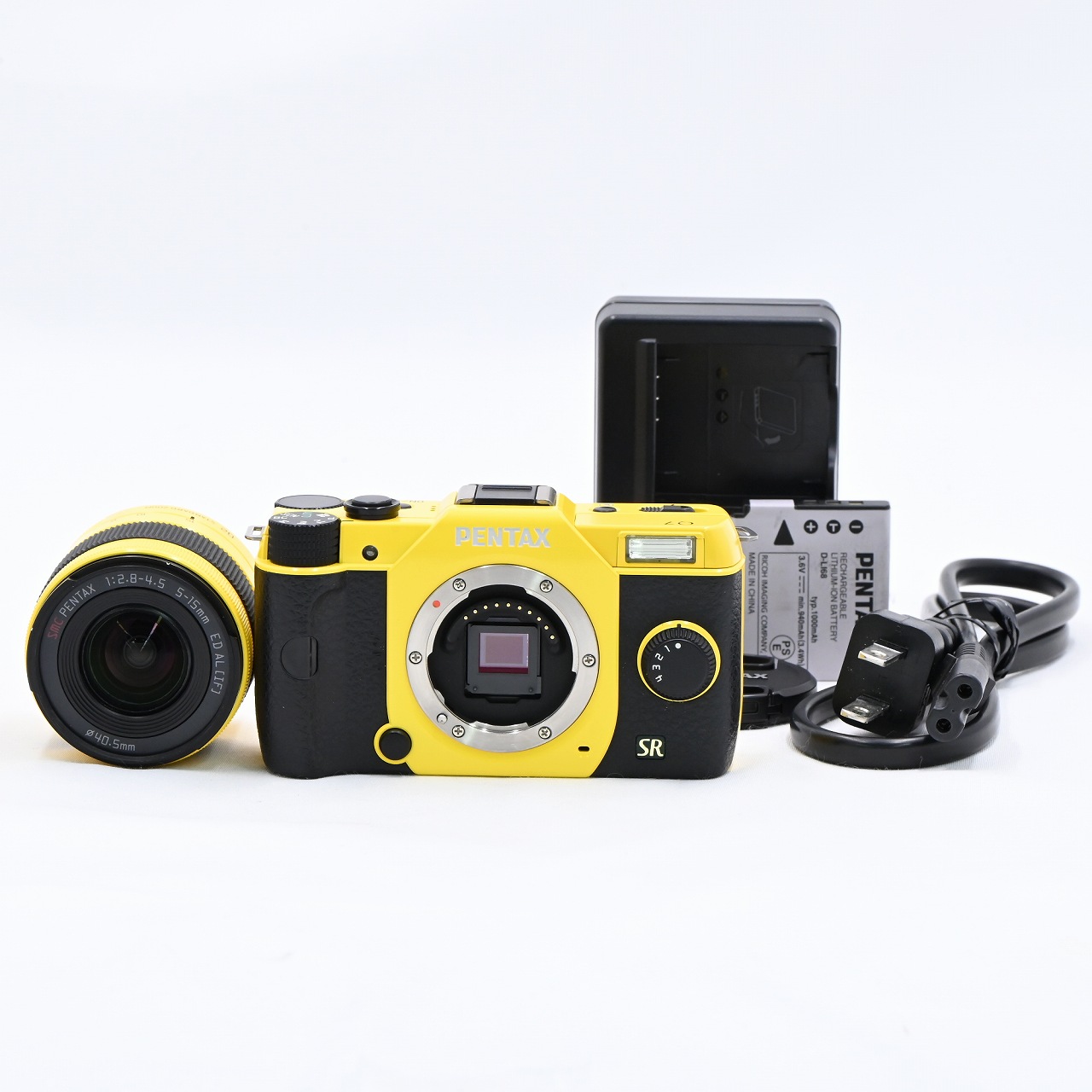 可愛らしいデジタル一眼カメラ「PENTAX Q7」イエロー ズームレンズ