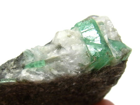 楽天市場】エメラルド 原石 中国・雲南省産 翠玉 緑玉 天然石