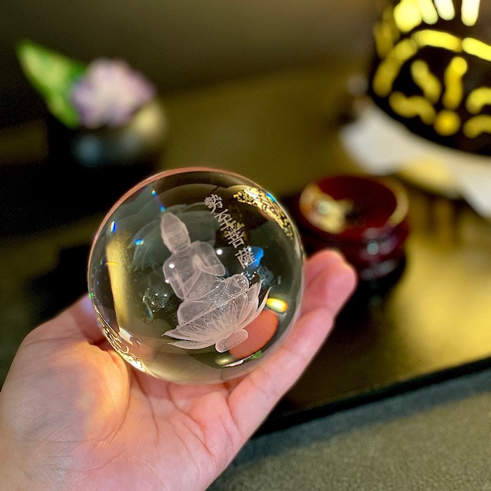 楽天市場】レーザー彫水晶 勢至菩薩 10y5-1 水晶 レーザー 木製台座